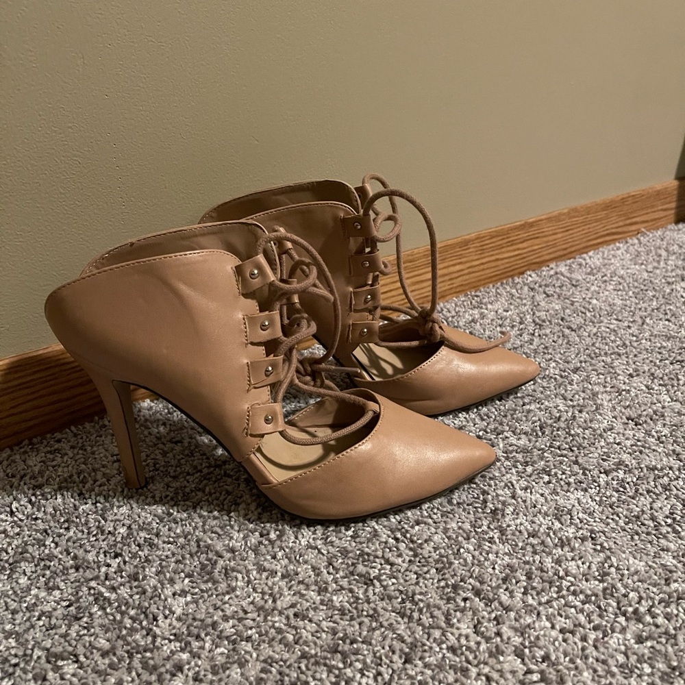 Ladies- nude heels size 7.5